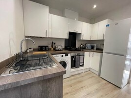 Casa | Cocina privada | Frigorífico, microondas, horno y placa de cocina