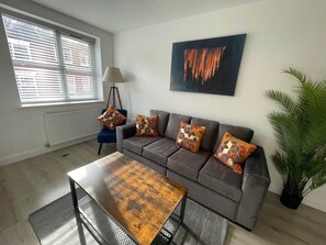 Hus | Oppholdsområde | En 42-tommers smart-TV med Parabol-TV samt Netflix og strømmetjenester