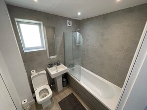 Huis | Badkamer | Een douche, een regendouche, een haardroger, handdoeken