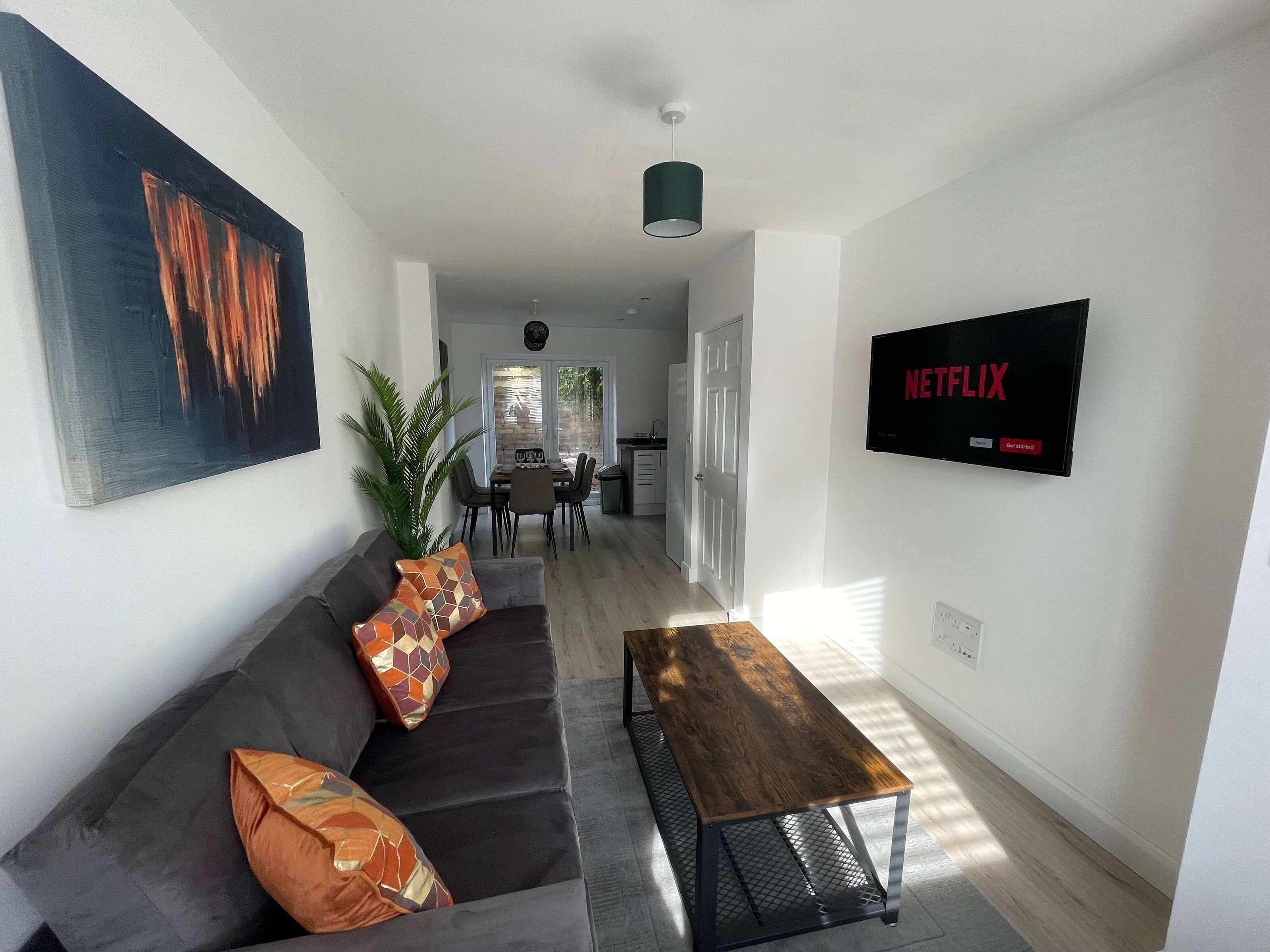 House | Ruang tamu | 42 inci sebuah televisyen pintar dengan satelit, Netflix 
