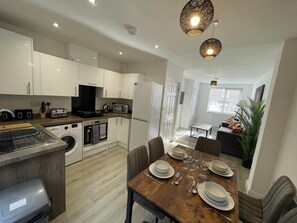 Casa | Cocina privada | Frigorífico, microondas, horno y placa de cocina