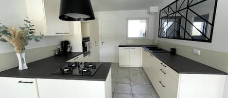 KĂŒhlschrank, Mikrowelle, Ofen, Herdplatte