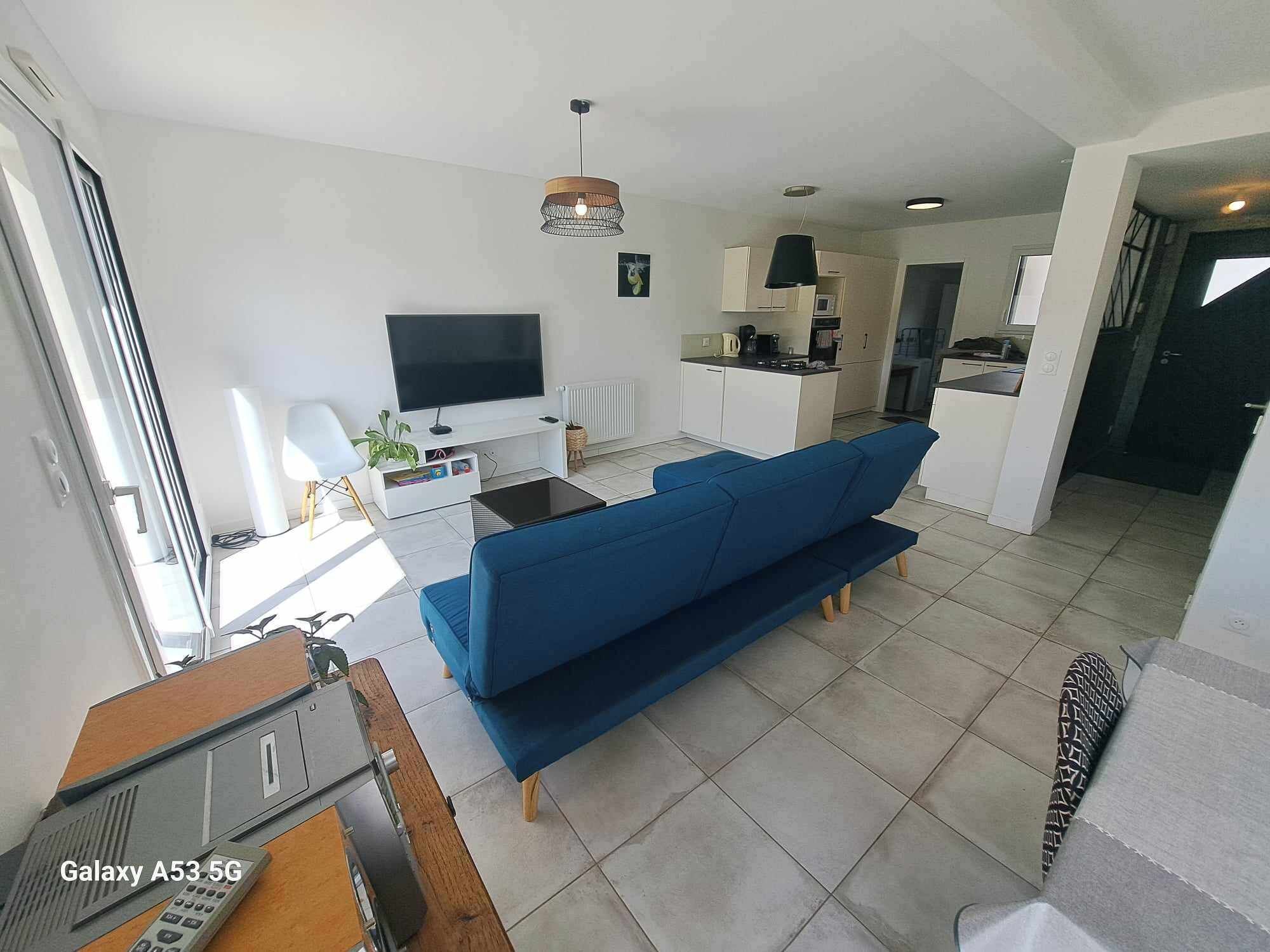 Smart-tv, boeken, een muziekbibliotheek en een stereo