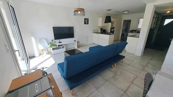 Smart-tv, boeken, een muziekbibliotheek en een stereo