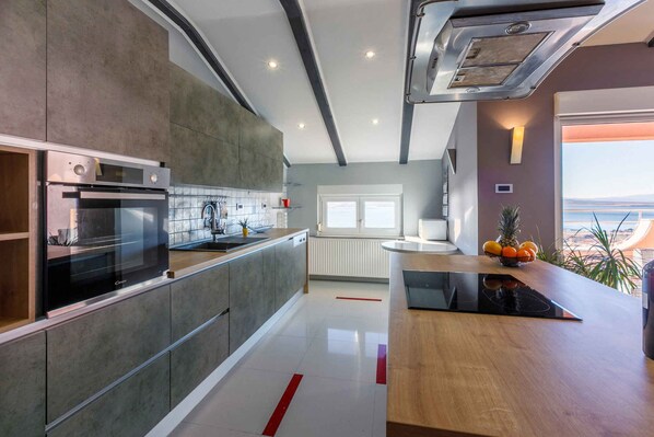 冷蔵庫、オーブン、コンロ、食器洗い機