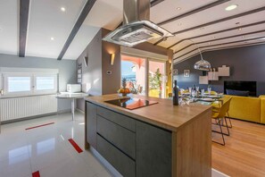 Réfrigérateur, four, plaque de cuisson, lave-vaisselle