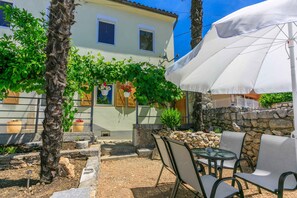 Outdoor dining - Holiday home with cosy terrace, barbecue and sea view (Crikvenica)