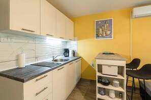 Fridge, microwave, stovetop, dishwasher