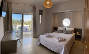 4 bedrooms, in-room safe, desk, iron/ironing board