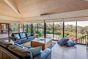 TV connectée, cheminée, lecteur de DVD, baby-foot