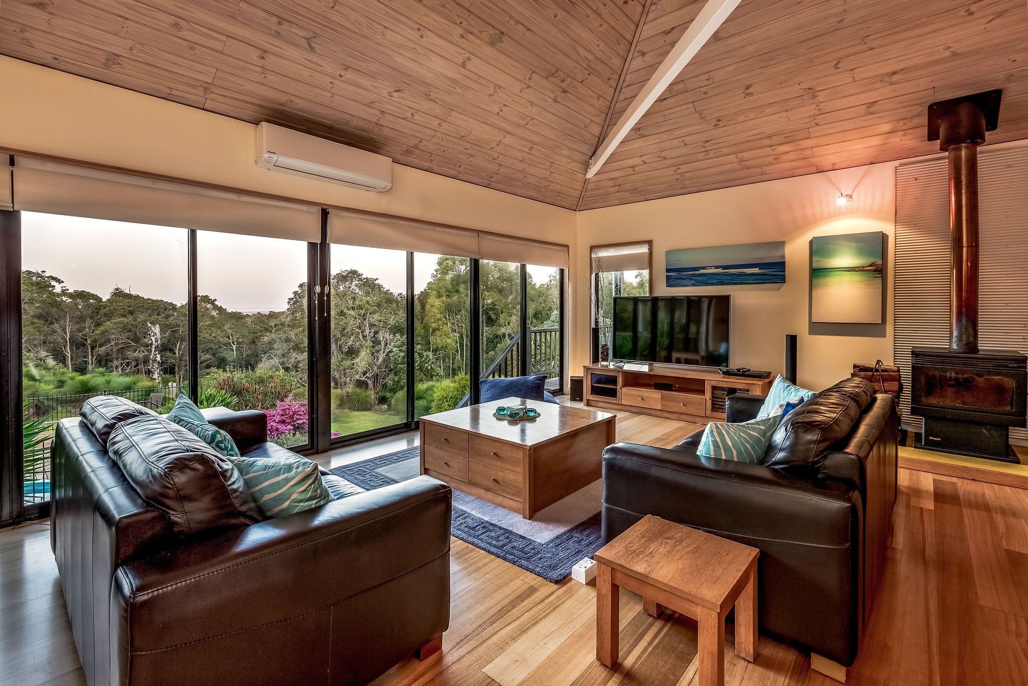 Älytelevisio, takka, DVD-soitin, pöytäjalkapallopöytä