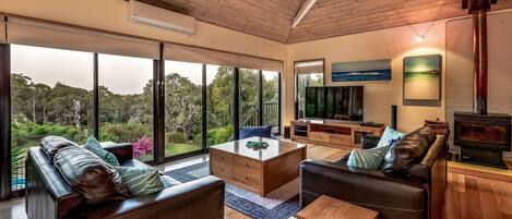 Téléviseur connecté, foyer, lecteur de DVD, table de baby-foot