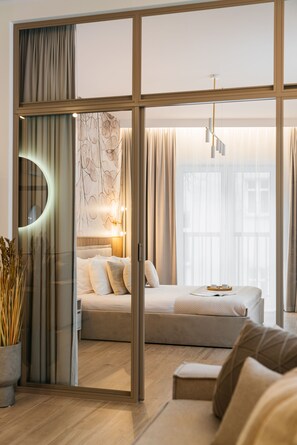 Deluxe Apartment | Premium bedding, desk, laptop workspace, soundproofing - MUSE - LoftAffair Collection (Kraków)