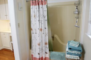 Sèche-cheveux, serviettes fournies, savon, shampoing