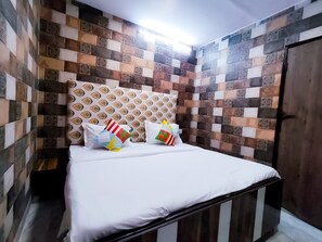 Deluxe Double Room - Roomshala 122 Hotel park view (New Delhi)