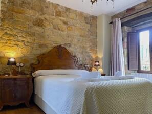 3 quartos, ferros/tábuas de passar roupa, berço de viagem, roupa de cama