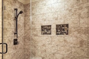 Combined shower/tub, hair dryer, towels