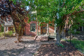 Exterior - New! Historic Baker Neighborhood - Sleeps 8 - Firepit/Yard (Denver)