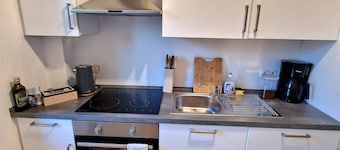 Family Apartment*2Bedrom*Kitchen*
free parking,Wifi,Coffee/Tea