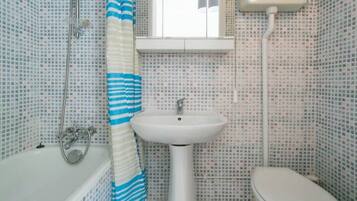 Douche, sĂšche-cheveux, serviettes fournies, savon