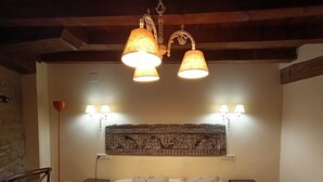 Ropa de cama de alta calidad, escritorio, cuna de viaje y wifi gratis