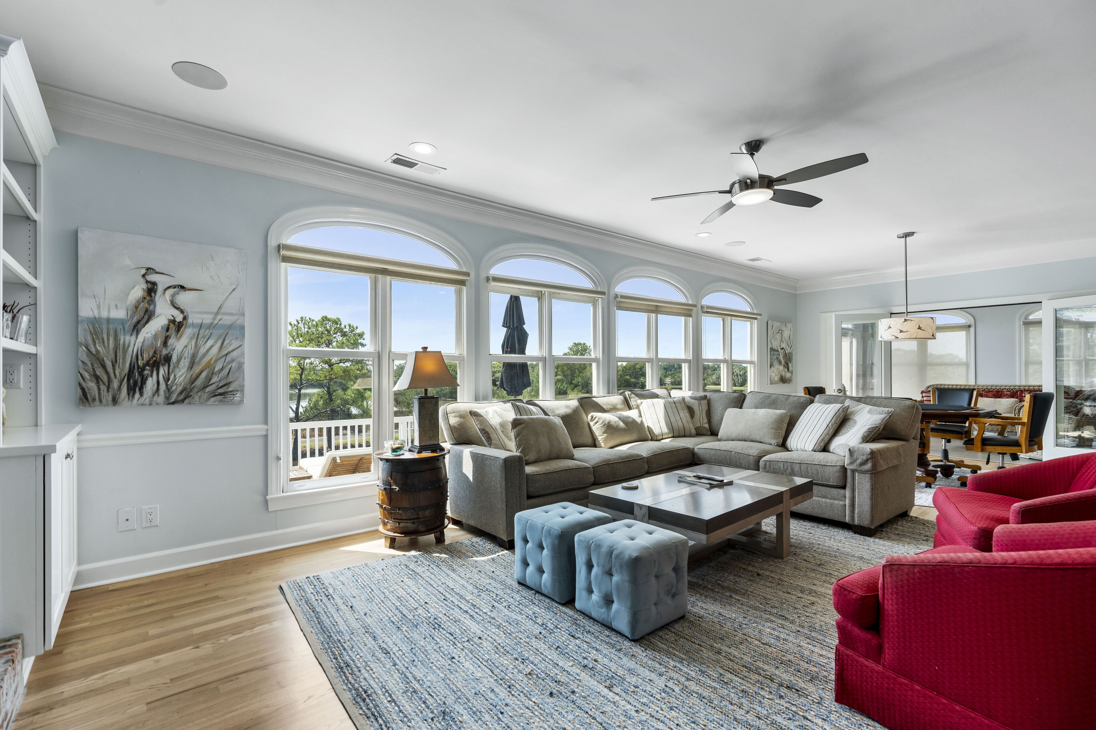 Fernseher, Kamin, Tischtennisplatte