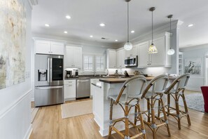 Fridge, microwave, oven, stovetop - Star Gazer Beautiful Marsh front Villa in DeBordieu, elevator, pool access (Georgetown)