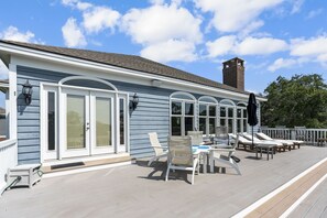 Outdoor dining - Star Gazer Beautiful Marsh front Villa in DeBordieu, elevator, pool access (Georgetown)