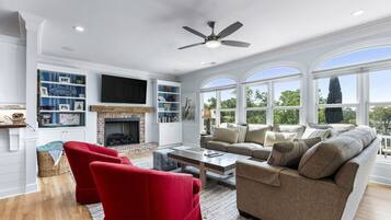 Télévision, cheminée, table de tennis de table