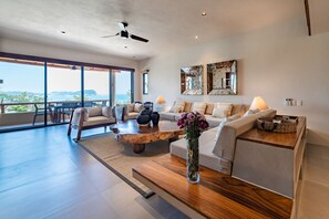 Smart TV - Endless Ocean Views and Direct Beach Access (Huatulco)