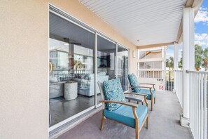 Terrace/patio - Bright & Airy 2/2 with side ocean view! (Indian Rocks Beach)