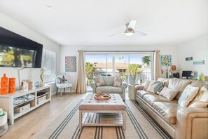 Smart TV, offices - Bright & Airy 2/2 with side ocean view! (Indian Rocks Beach)