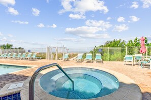 A heated pool - Bright & Airy 2/2 with side ocean view! (Indian Rocks Beach)
