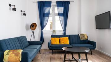 Apartemen Comfort | Ruang keluarga | Televisi layar datar 37-inci dengan saluran TV satelit