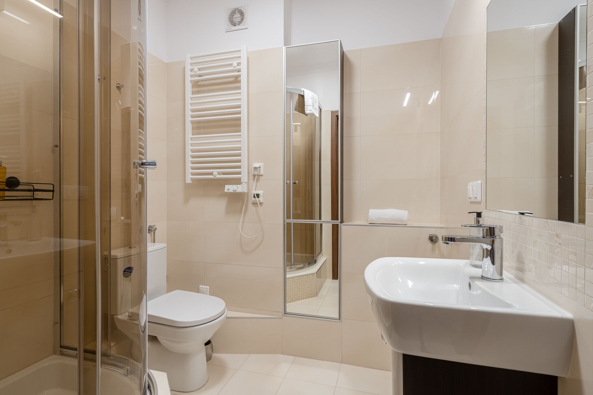 City Apartment | Bathroom | Shower, towels, soap, shampoo