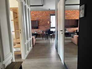 家庭公寓, 2 间卧室 | 防过敏的被褥、特色装修、特色家居、熨斗/熨衣板