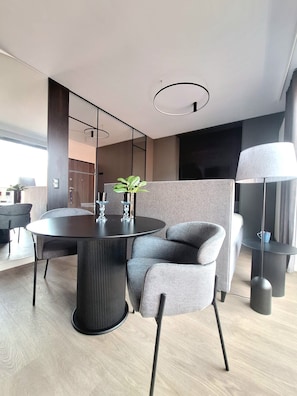 Classic Studio Suite, Balcony (E33) | Hypo-allergenic bedding, individually decorated, individually furnished - Scala Apartamenty by Moderna Profit (Gdansk)