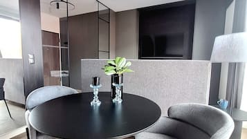 Classic Studio Suite, Balcony (E33) | Hypo-allergenic bedding, individually decorated, individually furnished