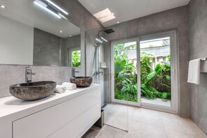 Dusche, Haartrockner, Handtücher, Seife