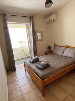 2 bedrooms, travel cot, free WiFi, bed sheets