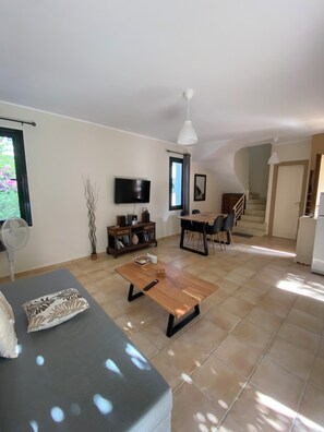 Smart TV - House next to the lake, close to the sea: STO FANOU (Kournas)