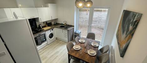 Kylskåp, mikrovågsugn, ugn och spishäll