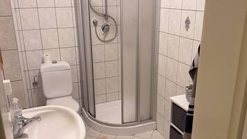 Dusche, Haartrockner, Handtücher, Toilettenpapier