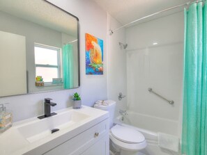 Ensemble douche/baignoire, sèche-cheveux, serviettes fournies