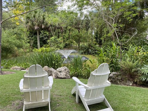 Beautiful 3 bedroom 2 bathroom 9 min from the beach. Hot tub. 2 blocks to trail