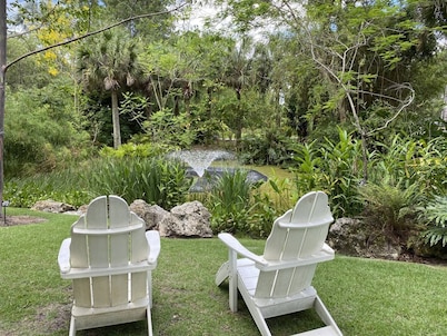 Beautiful 3 bedroom 2 bathroom 9 min from the beach. Hot tub. 2 blocks to trail