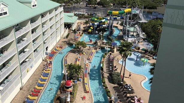 Un hotel con diverse piscine, un parco acquatico e una spiaggia.
