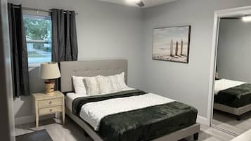 3 Schlafzimmer, Schreibtisch, Bügeleisen/Bügelbrett, Reisekinderbett