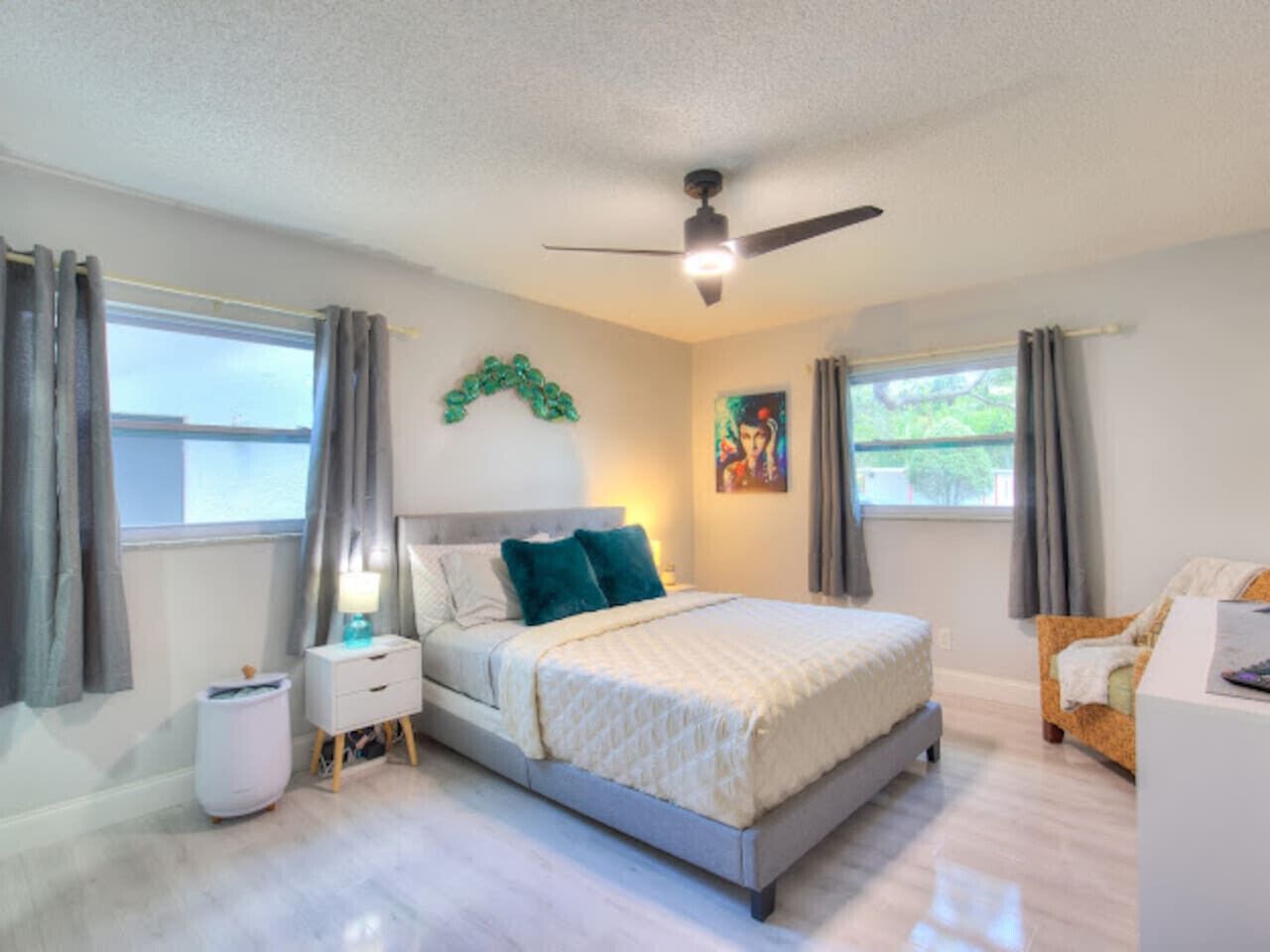 3 habitaciones, escritorio y tabla de planchar con plancha 