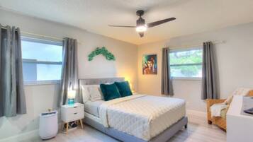 3 habitaciones, escritorio y tabla de planchar con plancha